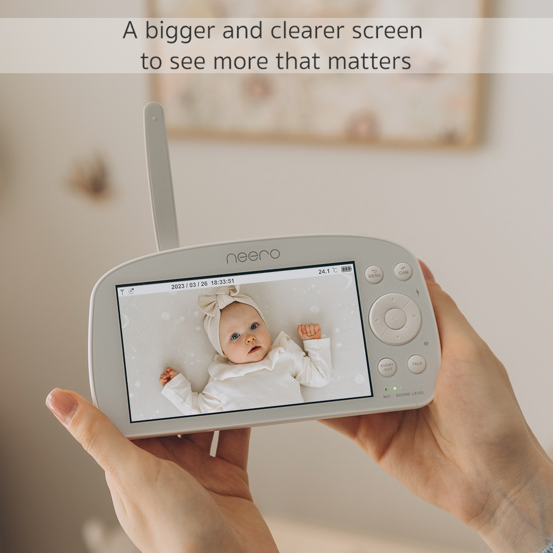 A bigger and clearer screen to see more that matters. Our 5.5" full-view screen is designed to give you a bigger and clearer view of your baby while remaining compact enough to be carried around the house. With its high resolution of 1280 x 720 and real 25fps, you can rest assured knowing that you won't miss a moment.